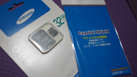 恒例の液晶保護フィルムと32GBのSDカード